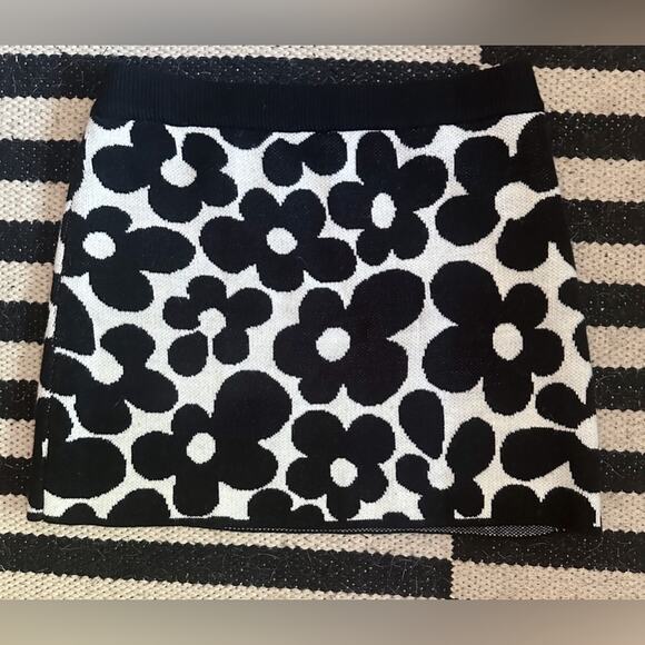 Two retro floral mini skirts - Picture 9 of 10